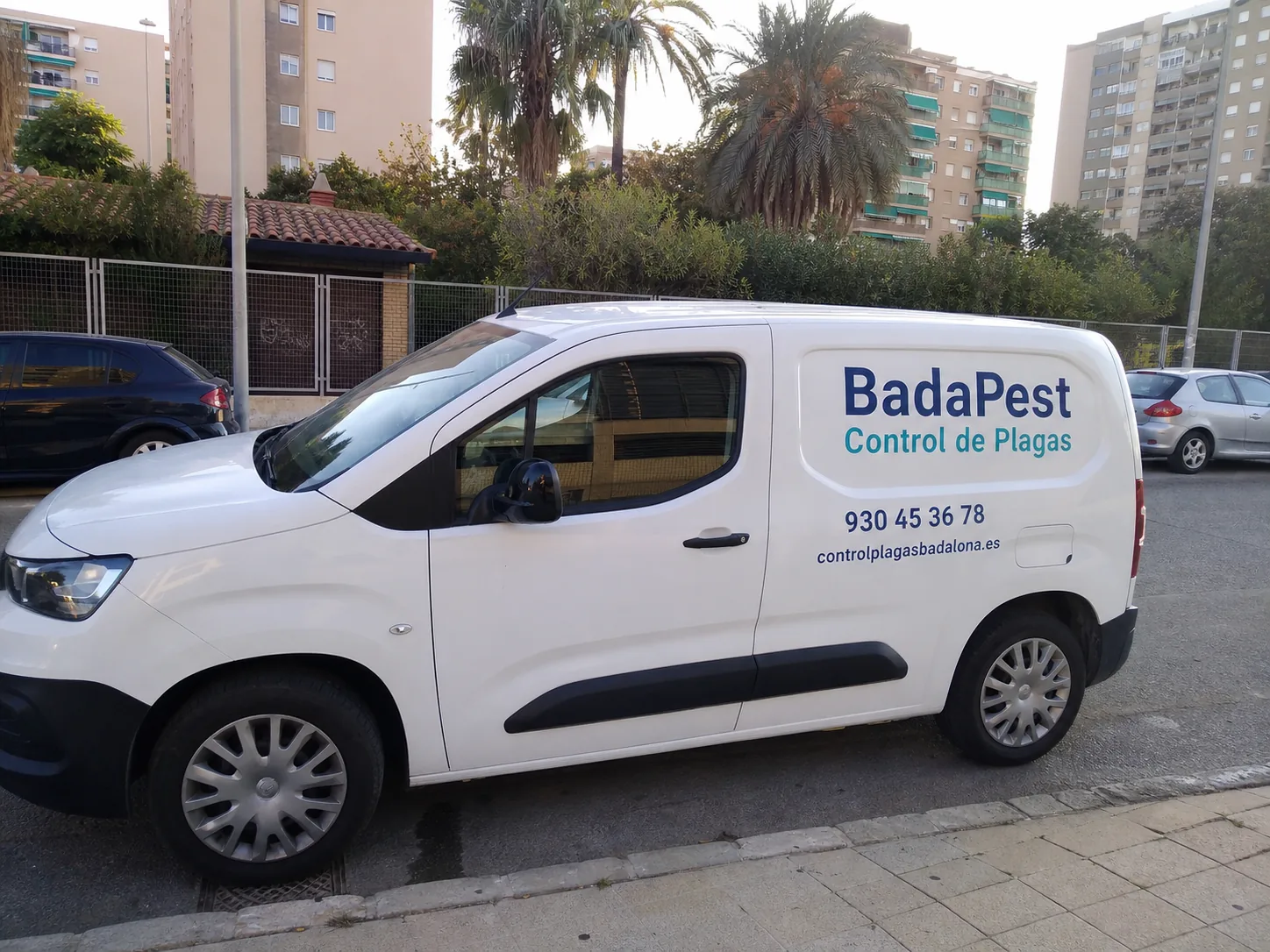 Furgoneta de BadaPest, empresa de control de plagas en Badalona